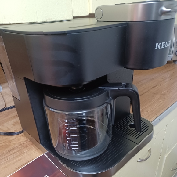 KEURIG coffee maker with carafe and K-pod double feature(Last one) - Picture 6 of 9